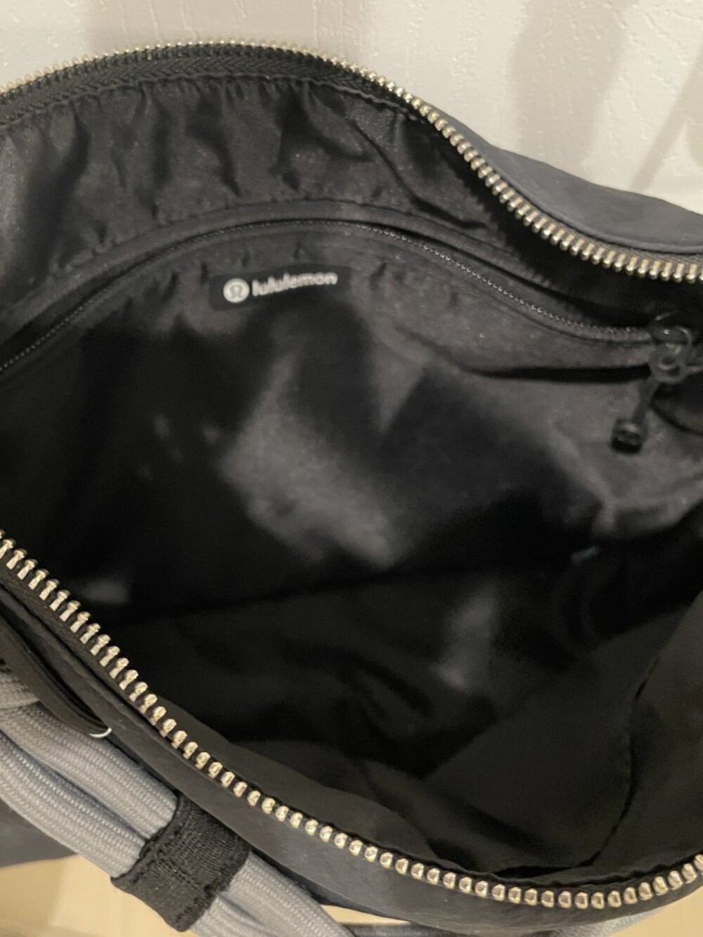 Lululemon Convertible Ruched Shoulder Strap or Crossbody Black Bag - Travel - Picture 5 of 5